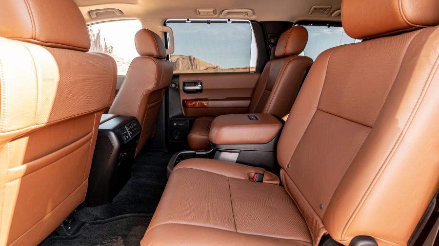 Интерьер Toyota Sequoia Platinum 2017 года  (фото 6 из 30)